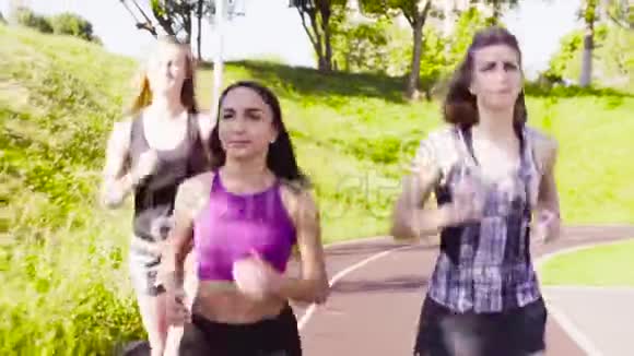 三名年轻女子在运动场跑步视频的预览图