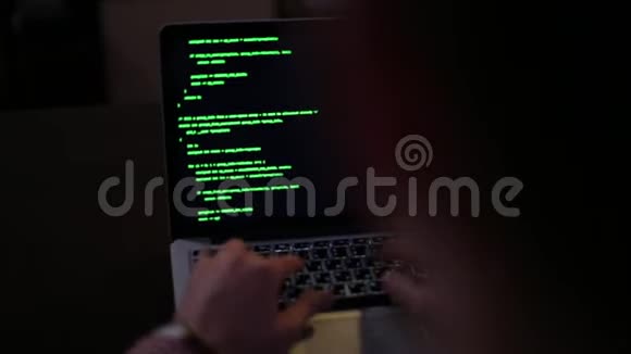 程序员黑客是编码和开发程序与笔记本电脑在深夜视频的预览图