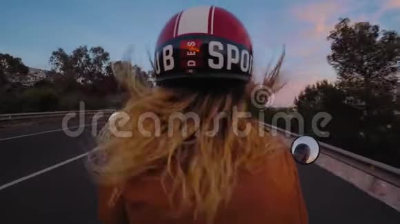 在黄昏时骑滑板车视频的预览图