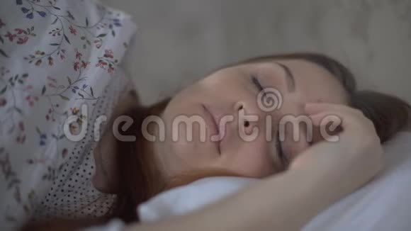 美丽的生活方式女人在家里的床上醒来视频的预览图