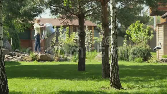 男人带着女人穿过花园视频的预览图
