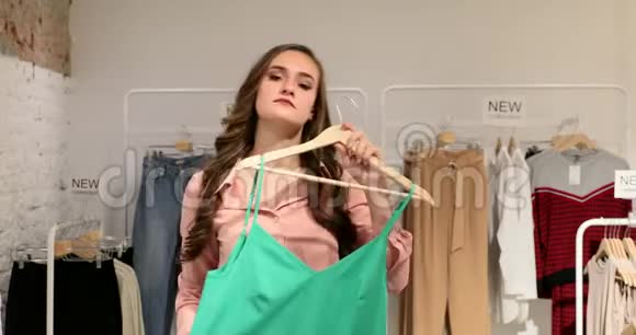 年轻女子在商店试穿衣服视频的预览图
