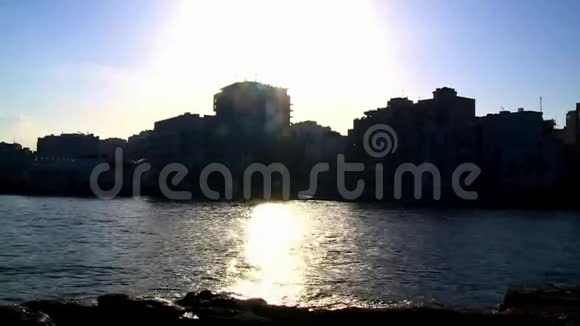 清晨的太阳从圣保罗湾海面反射过来视频的预览图