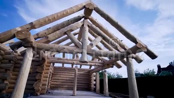 用原木建造的木制乡村房屋框架剪辑建造初期建造圆木屋视频的预览图