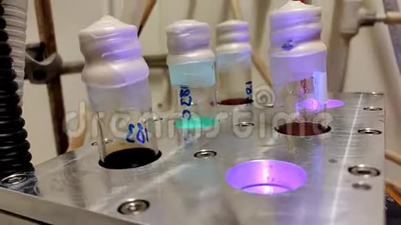 化学实验室搅拌中的光化学彩色重聚视频的预览图