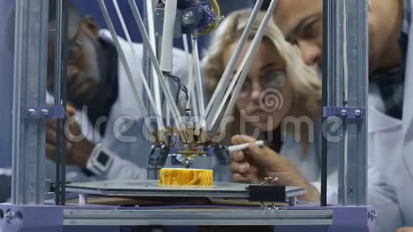 研究人员正在观察3D印刷机视频的预览图