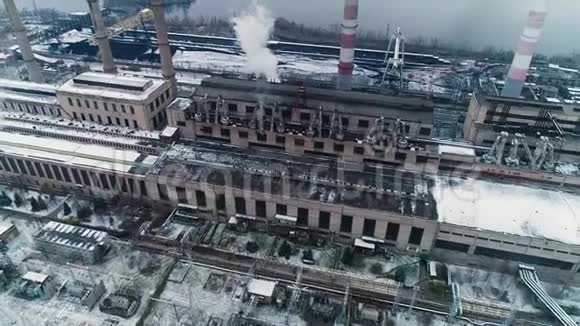 巨大的老工厂在河岸在冬天空中拍摄视频的预览图