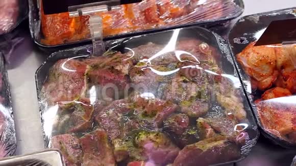 超市柜台上的腌肉卖读肉的屠夫视频的预览图