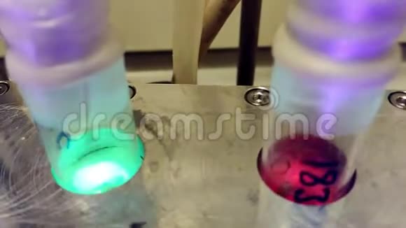 密封圆柱玻璃容器中的彩色光反应视频的预览图