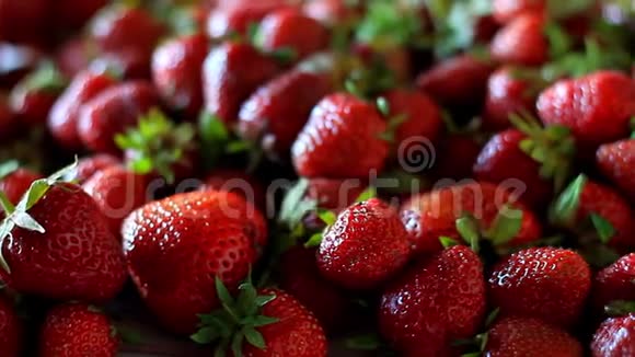 在烹饪前在厨房的桌子上特写一串新鲜的大的成熟的草莓有选择地集中注意力视频的预览图