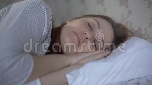 美丽的生活方式女人在家里的床上醒来视频的预览图