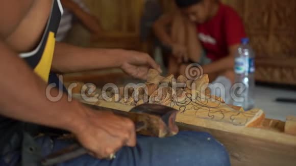 传统木雕工艺大师的慢镜头视频的预览图