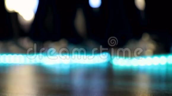 背景或质地模糊女孩脚上有发光和闪光的鞋子浅蓝色视频的预览图