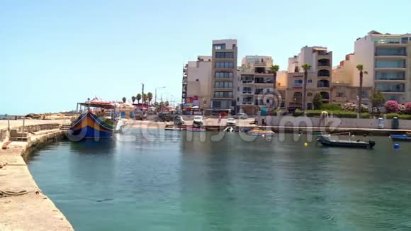 一艘卢祖船是马耳他圣保罗海湾的马耳他传统船型视频的预览图