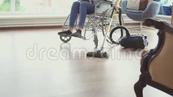 坐轮椅吸尘的残疾女孩慢节奏视频的预览图
