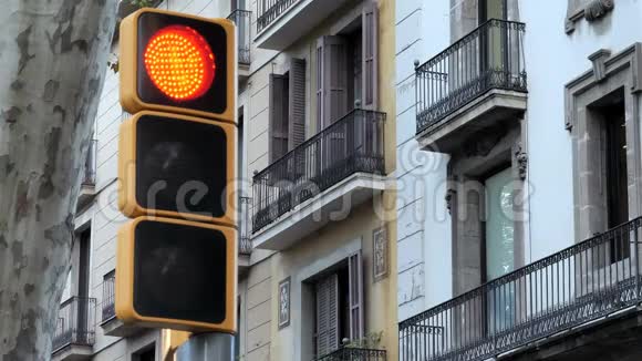 黄绿现代交通灯对城市景观背景的影响视频的预览图