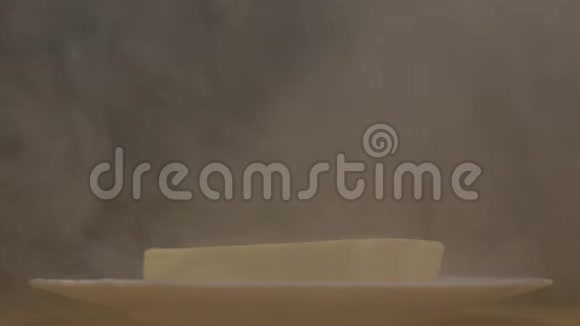 冷冻黄油在黑色背景上旋转从黑色背景上有霜雾和新鲜特写慢动作视频的预览图