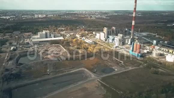波兰波兹南以外的煤电厂和工业区的鸟瞰图视频的预览图