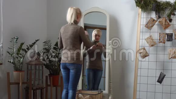 有魅力的女人在镜子里涂红唇膏视频的预览图