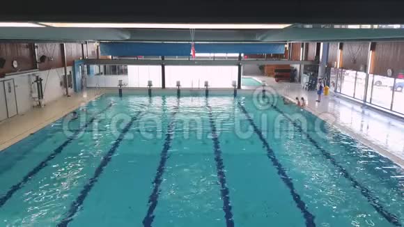 大型室内游泳池人们可以自由地在游泳池里游泳视频的预览图