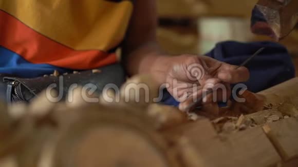 传统木雕工艺大师的慢镜头视频的预览图