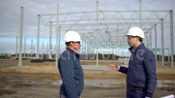 商务经理工程师建筑师承包商客户经理建筑工人戴着安全帽有协议握手视频的预览图