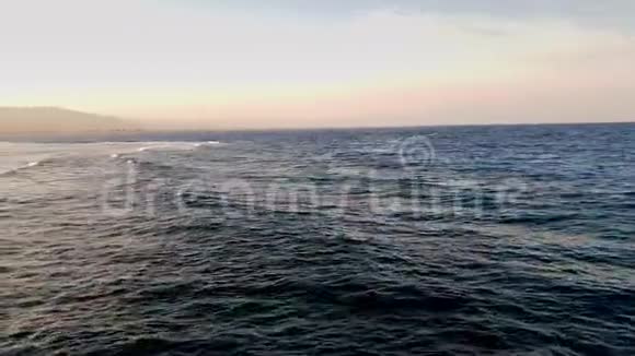 日落时在海洋海岸线上拍摄4k摄像机录像视频的预览图