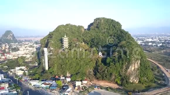 鸟瞰城市之间的单个青山和寺庙视频的预览图