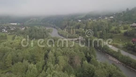 在喀尔巴阡山克里沃西夫尼亚乌克兰黑谢尔莫什河的夏季空中景色视频的预览图