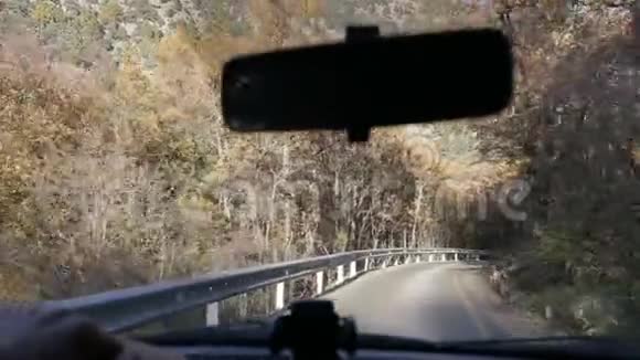 在克里米亚的山路上开车从山上的汽车上看车前窗视图视频的预览图