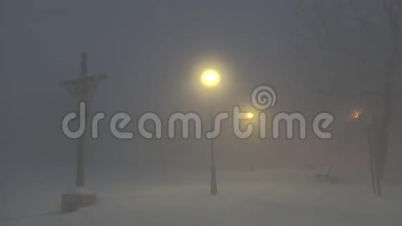 夜晚在长廊的寒冷多雾的冬天视频的预览图