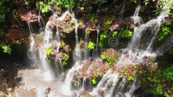 热带森林中带有阳光的瀑布印度尼西亚巴厘空中景观视频的预览图