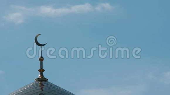 一座穆斯林清真寺顶上的金色新月映衬着蓝天云在伊斯兰尖塔上的移动wo符号视频的预览图