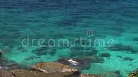 泰国Koh陶岛泻湖有水晶绿松石水和落基海滨视频的预览图