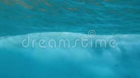 美丽的水下4k视频滚滚海浪从海底看风景视频的预览图