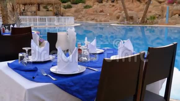 在埃及度假村游泳池附近提供蓝水服务视频的预览图