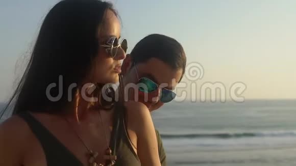 喜欢在海滩上接吻的旅行者视频的预览图
