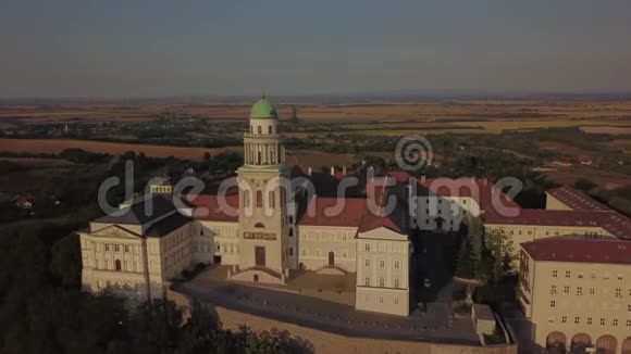 匈牙利潘纳哈拉马本尼迪克特修道院的奇幻故事视频的预览图