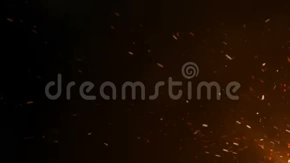 夜空中从大火中冒出炽热的火花从拐角处移动抽象孤立的火发光粒子视频的预览图