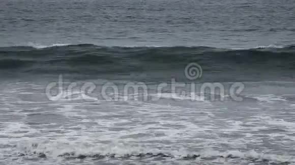中海波到达北加利福尼亚海滩的密集镜头视频的预览图