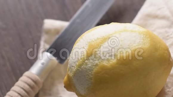 剥皮的柠檬水果视频的预览图
