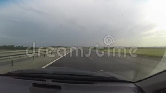波夫车在路上行驶雷云悬在路的上方飘向无限视频的预览图
