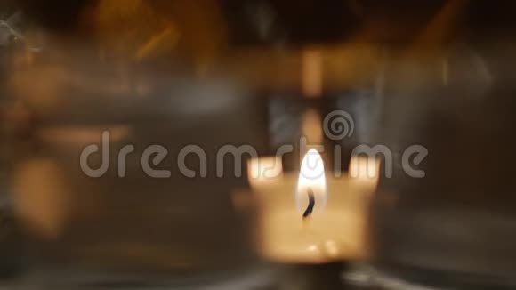 点燃蜡烛的火焰影像模糊不清视频的预览图