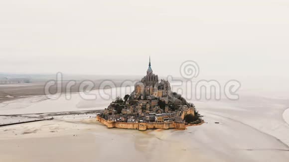 无人机在法国诺曼底著名的旅行地标圣米歇尔山和修道院上空高空飞行视频的预览图