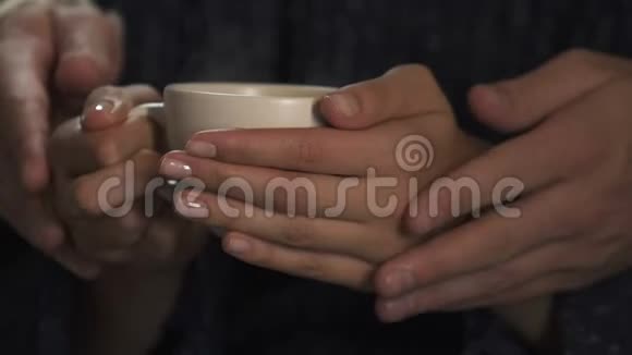 男女双手捧着一杯热咖啡关爱心爱的人视频的预览图