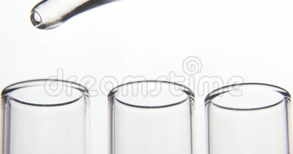 移液管将透明化学品滴入白底三个试管中化学和医学概念视频的预览图