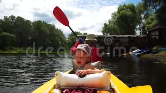 在河上的皮艇里的孩子家庭户外活动视频的预览图