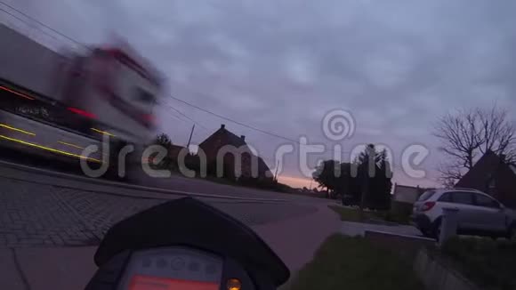 在乡下骑摩托车视频的预览图