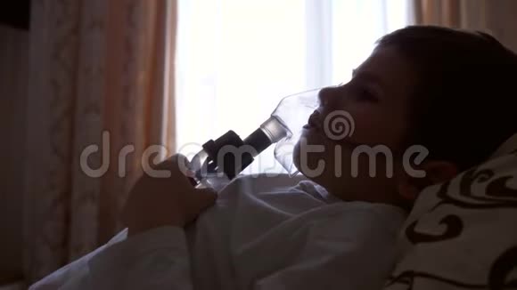 带面罩的病童通过吸入压缩机呼吸并用药物预防咳嗽视频的预览图