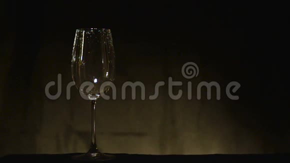 液体倒入玻璃杯中视频的预览图